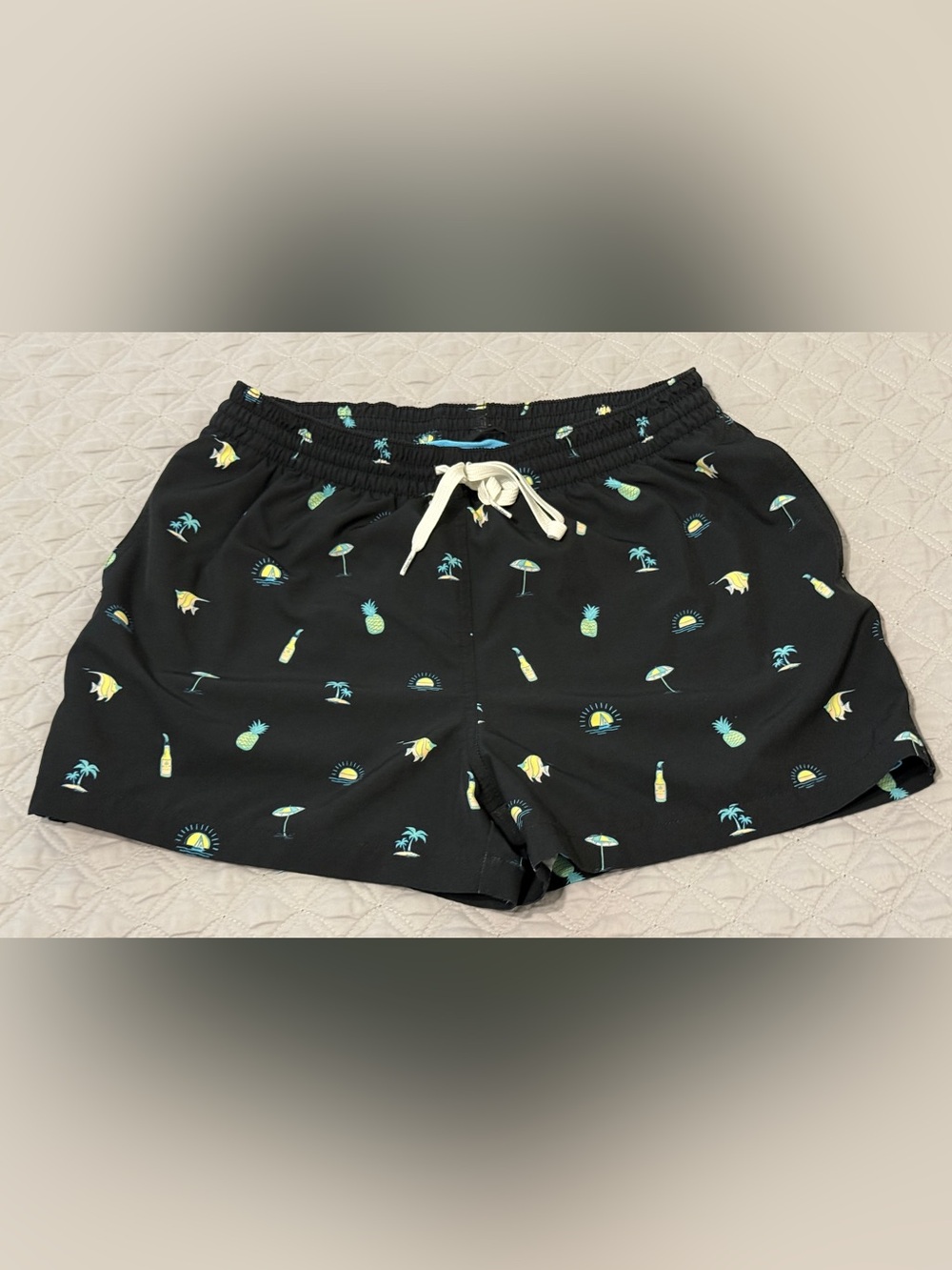 Chubbies Mens Large Swim Trunks Black Pineapple 4” Inseam Drawstring Mesh AOP
